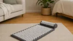 Akupressurmatten zuhause nutzen: Anwendung im Wohnzimmer oder Schlafzimmer